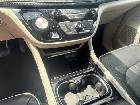 Used 2023 Chrysler Pacifica Limited FWD image 23