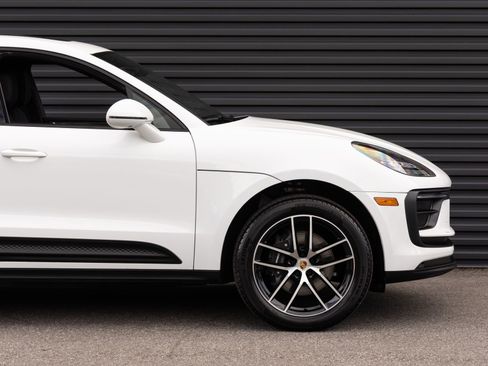 Certified 2025 Porsche Macan AWD/4WD image 9