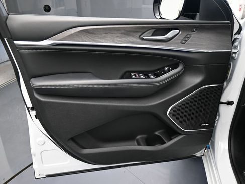 Used 2024 Jeep Grand Cherokee Overland w/ Adv Protech Group III image 13