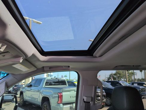 Used 2018 Cadillac Escalade Luxury RWD image 21