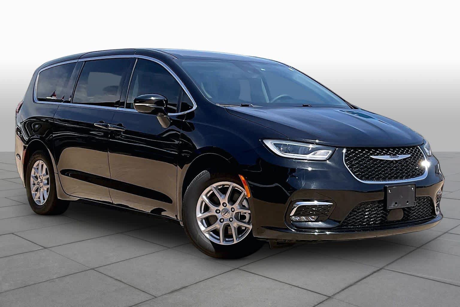 Used 2024 Chrysler Pacifica Touring-L FWD image 4