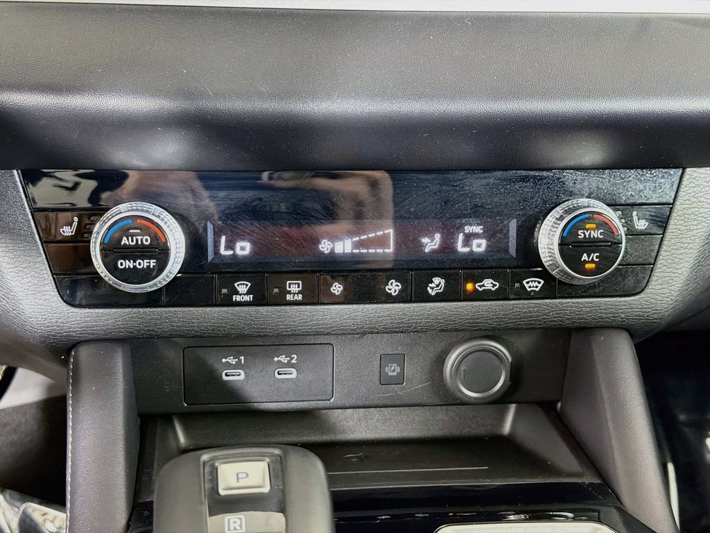 Used 2025 Mitsubishi Outlander AWD image 16