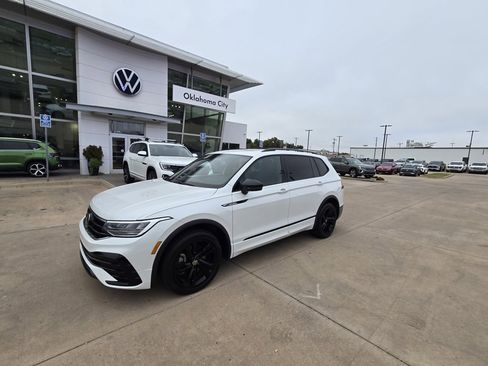 Used 2023 Volkswagen Tiguan SE R-Line image 2