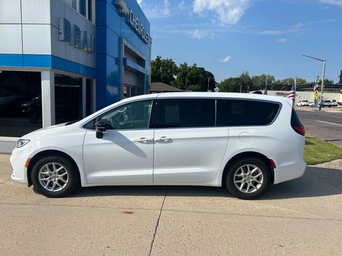 Used 2024 Chrysler Pacifica Touring-L FWD image 1