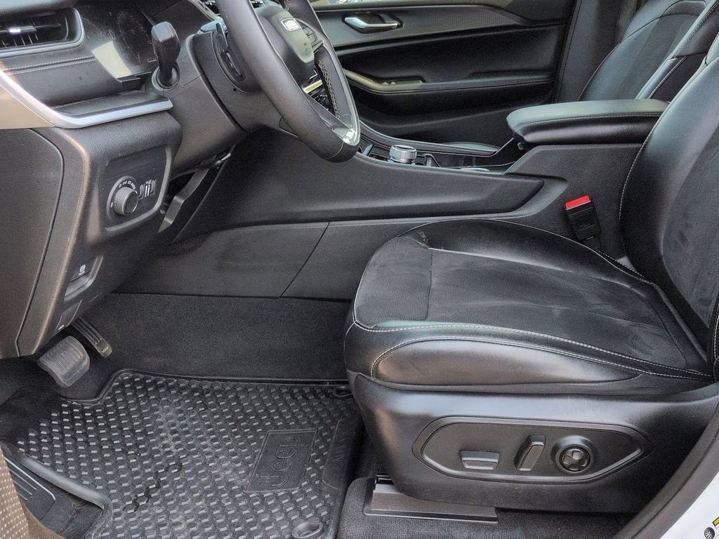 Used 2024 Jeep Grand Cherokee Altitude AWD/4WD image 10
