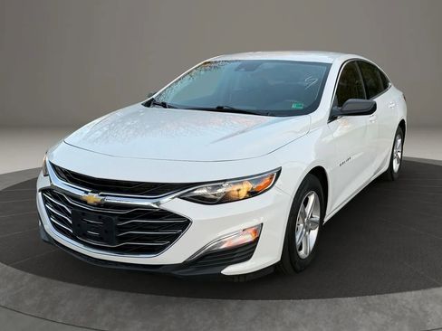 Used 2023 Chevrolet Malibu LS image 2
