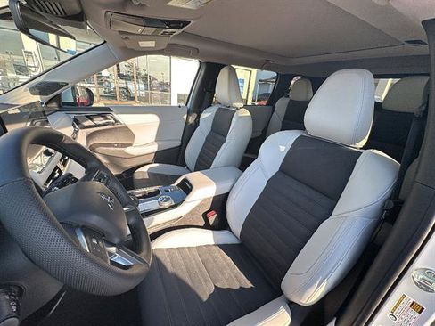 New 2026 Mitsubishi Outlander SE image 14