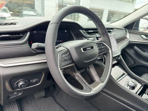 Used 2023 Jeep Grand Cherokee Limited w/ Black Appearance Package image 24