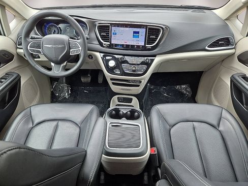 Used 2024 Chrysler Pacifica Touring-L FWD image 16