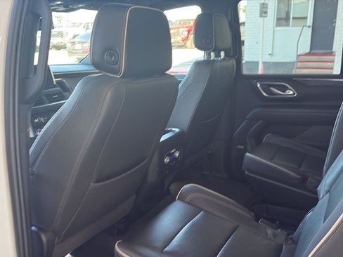 Used 2023 GMC Yukon SLT w/ SLT Premium Package image 24