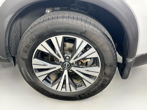 Used 2022 Nissan Rogue SV image 11