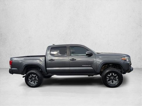 Used 2017 Toyota Tacoma TRD Off-Road image 4