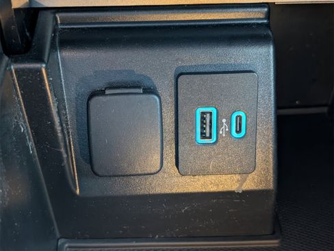 Used 2020 Ford Explorer XLT w/ Equipment Group 202A image 21