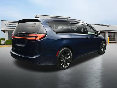 Used 2025 Chrysler Pacifica Limited FWD image 5
