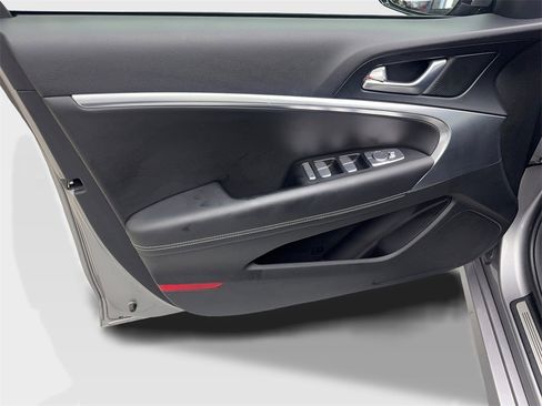 Used 2025 Genesis G70 2.5T image 31