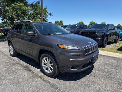 Used 2018 Jeep Cherokee Latitude Plus w/ Comfort/Convenience Group AWD/4WD image 4