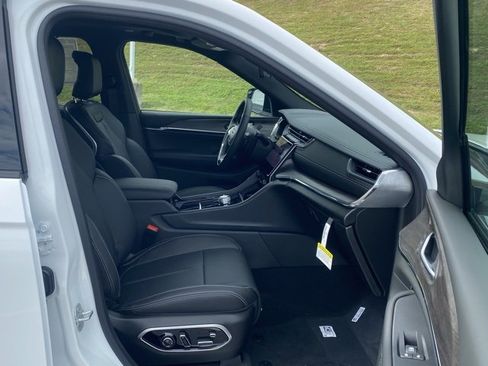 New 2025 Jeep Grand Cherokee Overland w/ Adv Protech Group III image 30