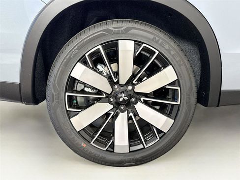 New 2026 Mitsubishi Outlander SE image 33