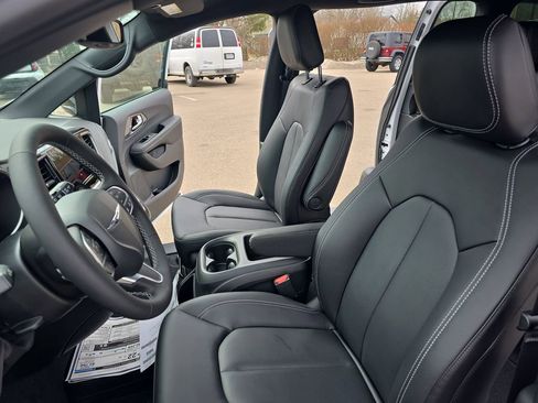 New 2026 Chrysler Pacifica Select image 17