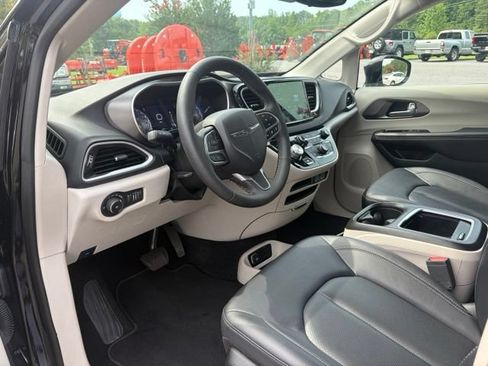 Used 2024 Chrysler Pacifica Touring-L FWD image 8