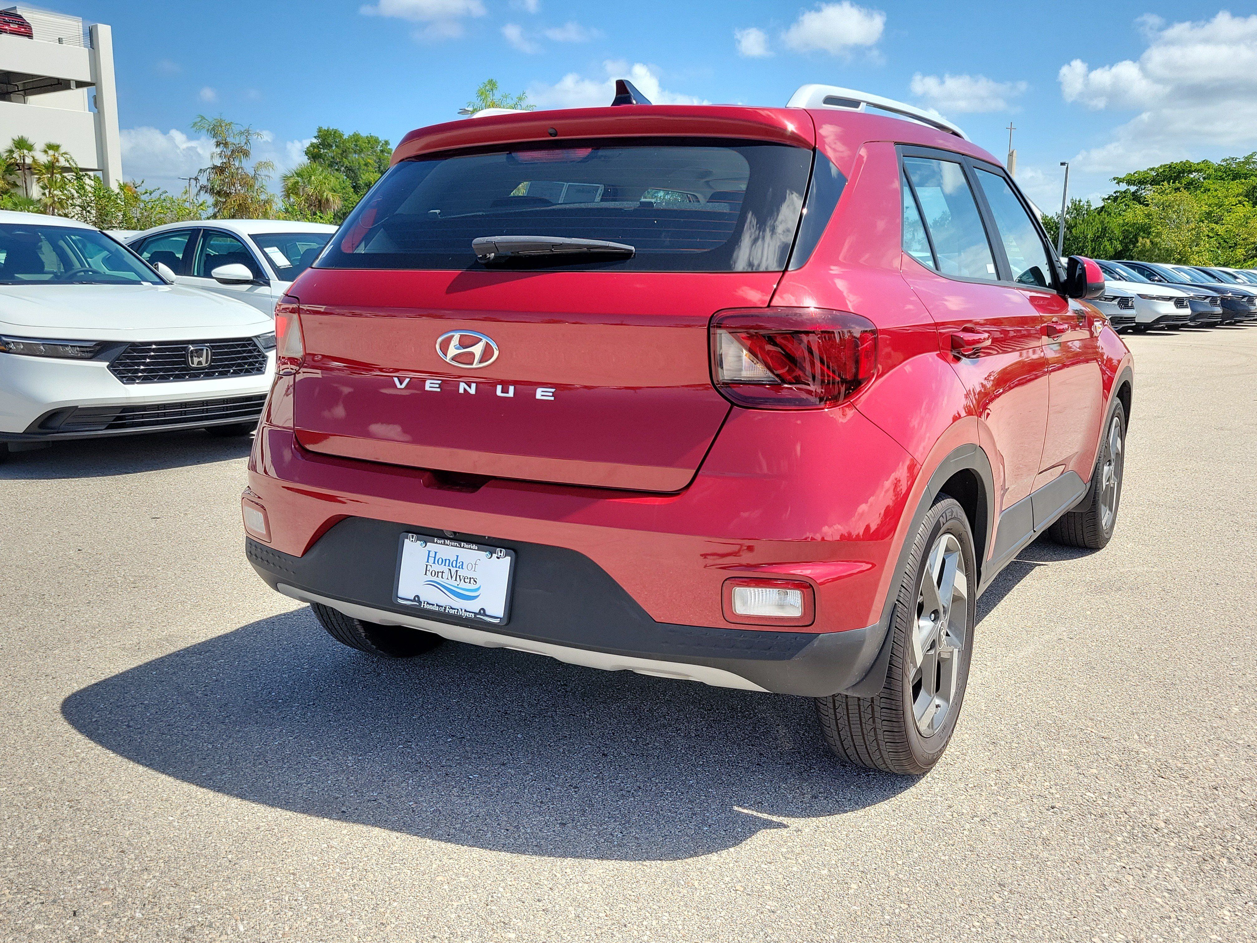 Used 2022 Hyundai Venue Limited FWD image 6