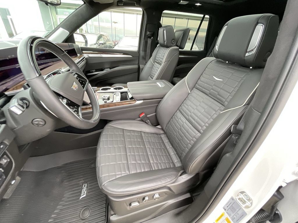 Used 2025 Cadillac Escalade Sport Platinum w/ LPO, ONYX Package AWD/4WD image 17