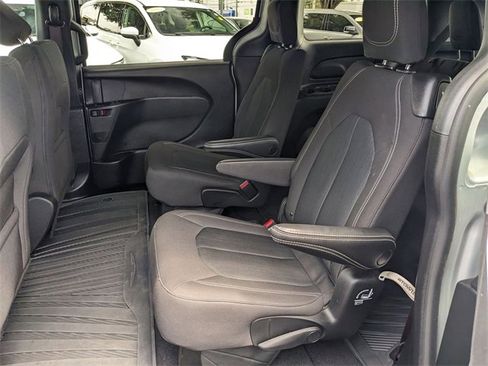 Used 2023 Chrysler Pacifica Touring image 9