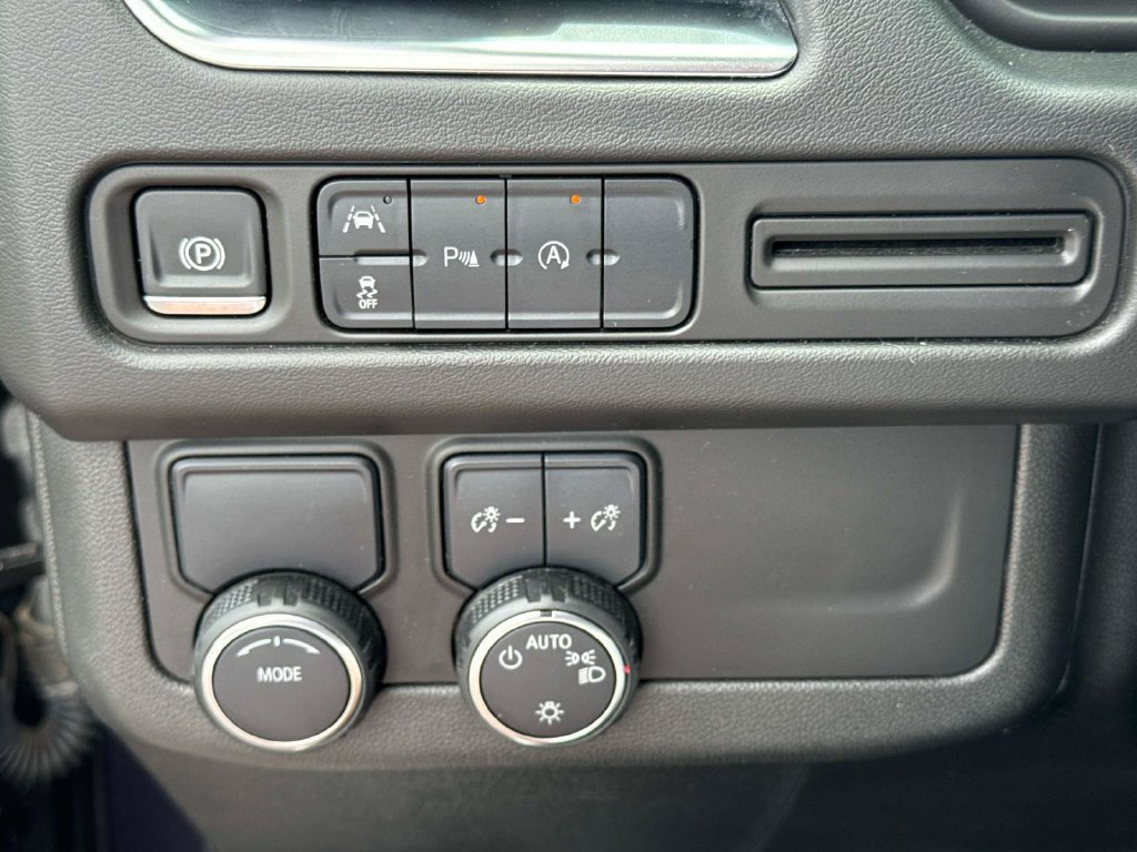 Used 2024 Chevrolet Suburban RST RWD image 25