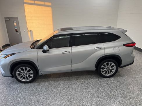 Used 2021 Toyota Highlander Limited image 2