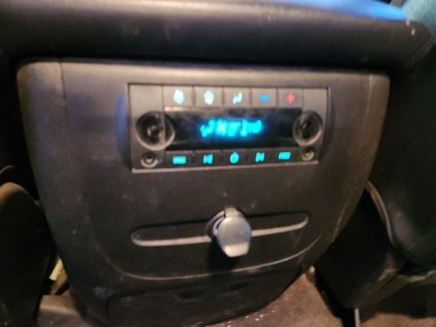 Used 2014 Chevrolet Suburban LT image 19