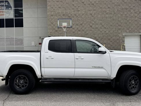 Used 2017 Toyota Tacoma SR5 w/ Tow Package AWD/4WD image 5