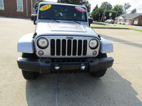 Used 2017 Jeep Wrangler Unlimited Sahara AWD/4WD image 8