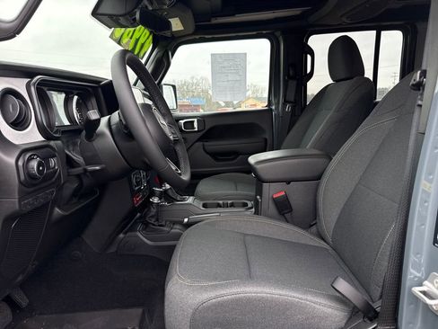 Used 2025 Jeep Wrangler Willys image 12