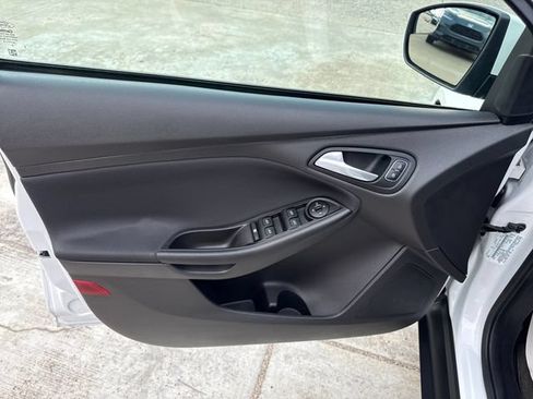 Used 2018 Ford Focus SE FWD image 21