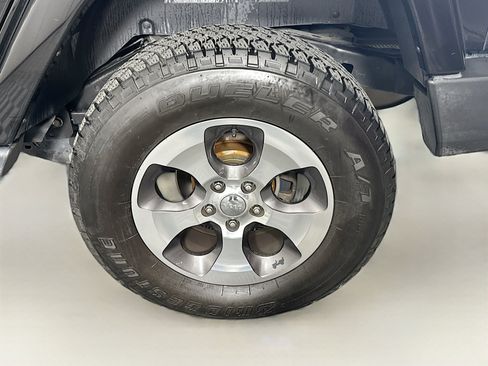 Used 2017 Jeep Wrangler Unlimited Sahara w/ Connectivity Group image 11