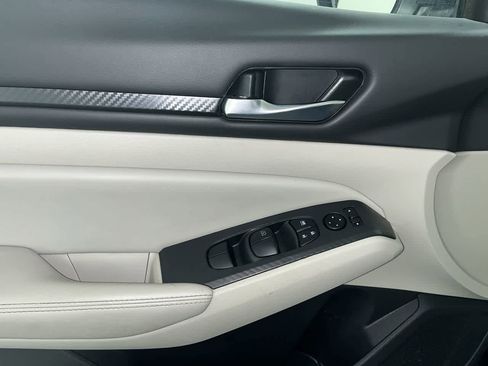 Used 2025 Nissan Altima 2.5 SV image 13