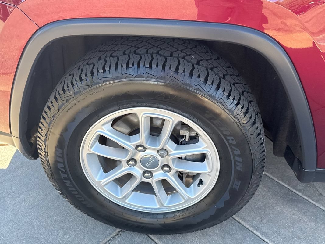 Used 2018 Jeep Grand Cherokee Laredo AWD/4WD image 14