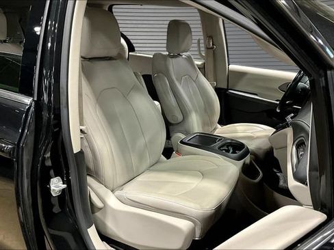 Used 2021 Chrysler Pacifica Touring-L FWD image 29