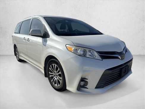Used 2020 Toyota Sienna XLE FWD image 3