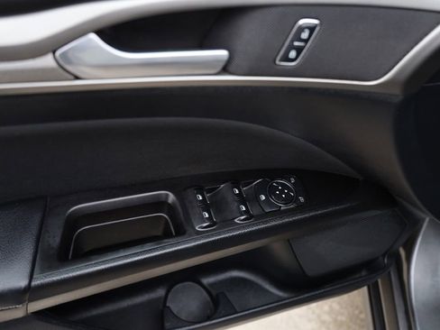 Used 2017 Ford Fusion SE w/ Fusion SE Technology Package image 11