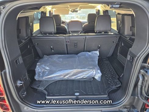 Used 2023 Land Rover Defender 110 SE image 15
