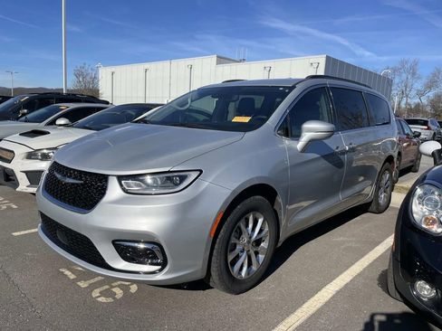 Used 2022 Chrysler Pacifica Touring-L image 2