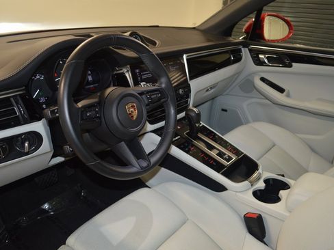 Certified 2025 Porsche Macan image 4