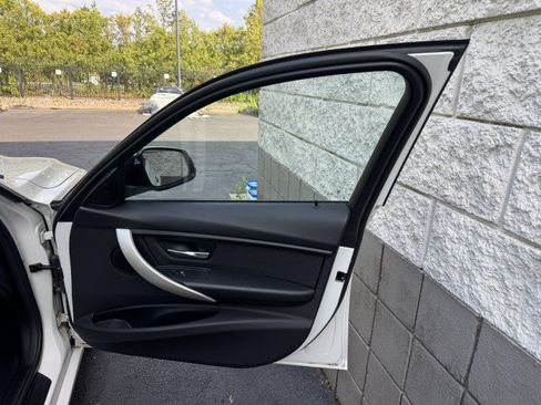 Used 2018 BMW 320i xDrive Sedan w/ Convenience Package AWD/4WD image 33