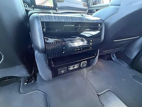 Used 2023 Jeep Wagoneer Series III w/ Preferred Equipment Group AWD/4WD image 31