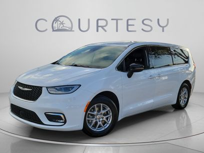 Used 2025 Chrysler Pacifica Select