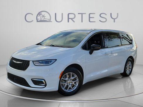 Used 2025 Chrysler Pacifica Select FWD image 1