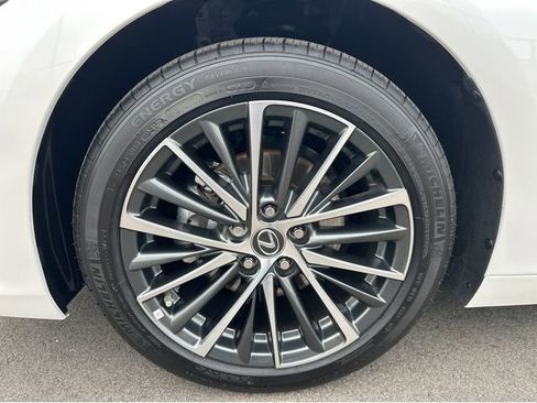 Certified 2025 Lexus ES 300h w/ Premium Package image 22