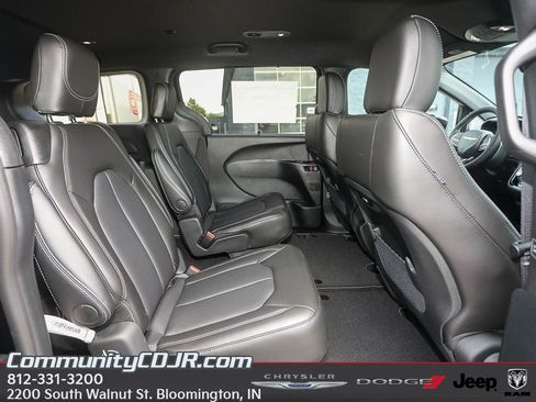 New 2025 Chrysler Pacifica Select image 19