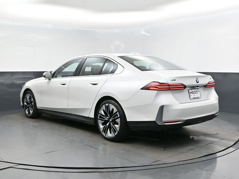 Certified 2025 BMW 530i xDrive w/ Premium Package image 5